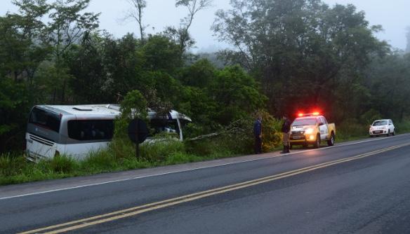 Motorista perde o controle e ônibus vai parar no meio do mato em Arapoti