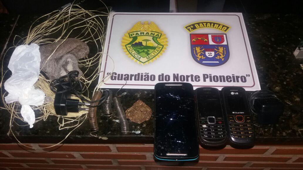 Homem e menor tentam arremessar drogas e celulares em cadeia pública