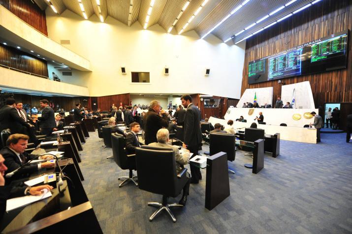 Deputados aprovam que presos arquem com custos da tornozeleira eletrônica