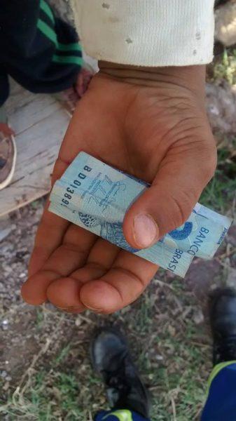 Criança emociona eletricista ao pedir R$ 1, ganhar R$ 5 e esperar o homem para devolver o 
