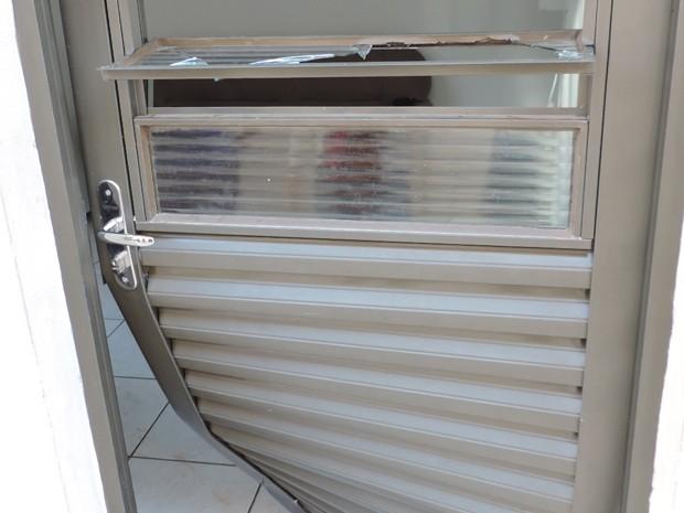 Rapaz se enfurece e quebra porta da casa do sogro