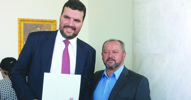 Prefeito Walmir assina convênio para aquisição de uma Van e uma Academia ao Ar Livre