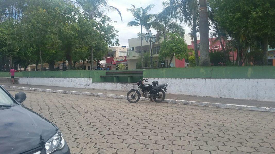 Mulher causa tumulto na praça matriz de São José da Boa Vista