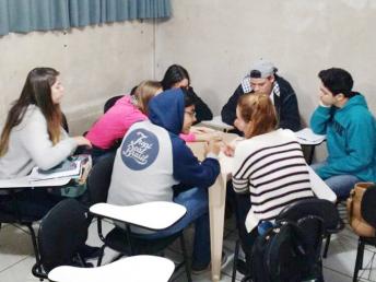 Adolescentes recebem apoio para aprender uma profissão