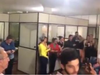 Lojistas de Siqueira Campos invadem prefeitura em protesto contra a realização da 