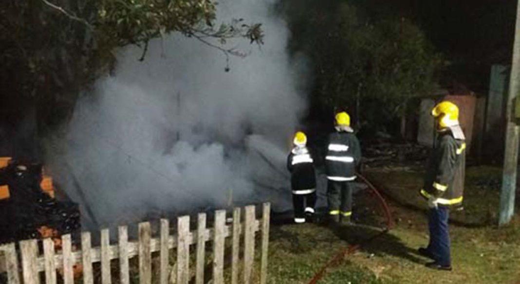 Após companheiro fumar sua pedra de crack, mulher põe fogo na casa
