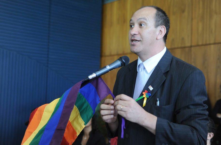 Em protesto contra liberação da ´cura gay`, líder LGBT do Paraná pede aposentadoria