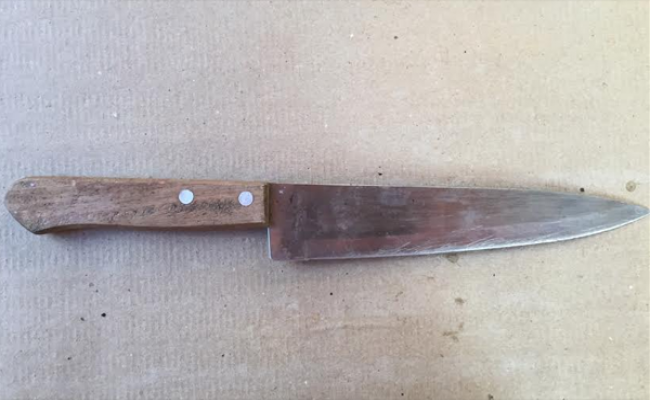 Homem armado com uma faca corre atrás de seguranças e vai parar na delegacia