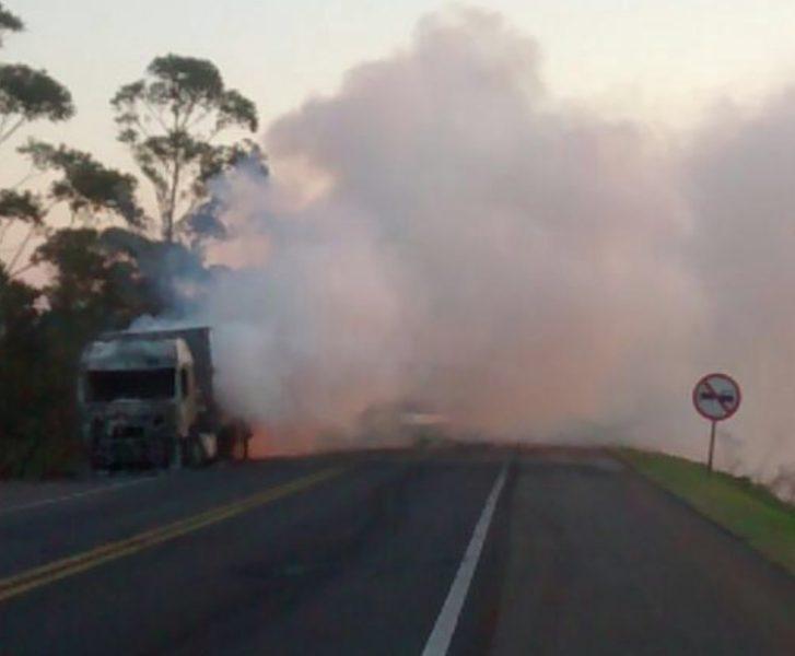 Caminhão pega fogo e bloqueia pista que dá acesso à Arapoti