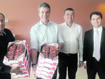 Lei da Lica entrega produto carro chefe de Jaboti ao governador Beto Richa