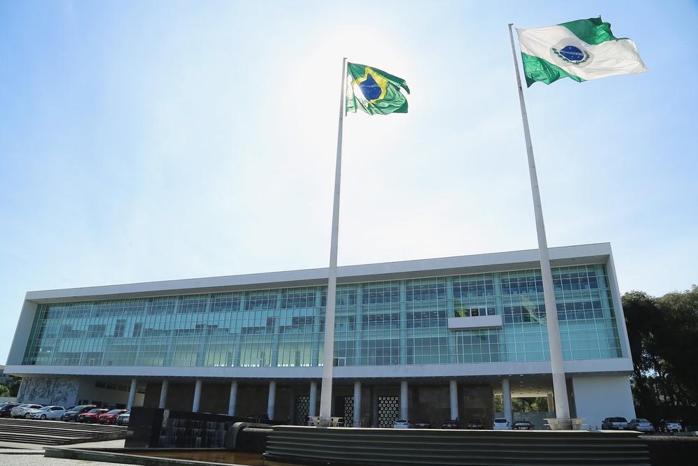 Faltas de servidores com atestado médico serão investigadas, diz Governo do Paraná