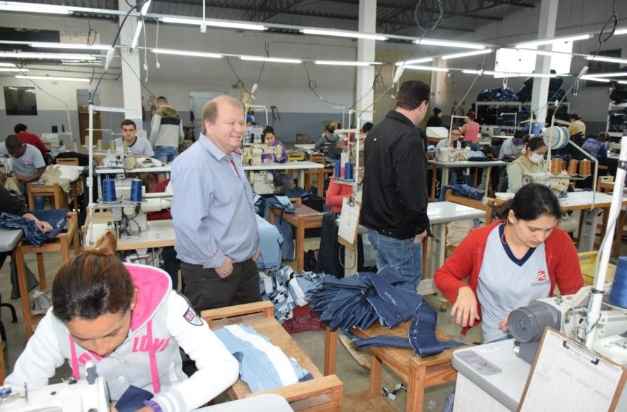 Prefeito de Salto do Itararé inaugura nova fábrica de jeans e reativa posto de saúde