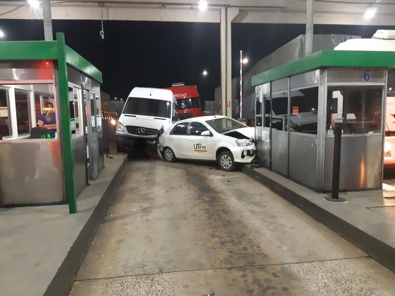 Engavetamento em praça de pedágio envolve três veículos