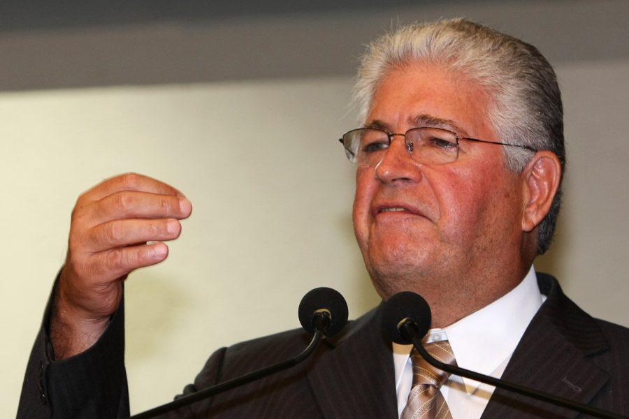 Jucá se movimenta para expulsão de Requião do PMDB