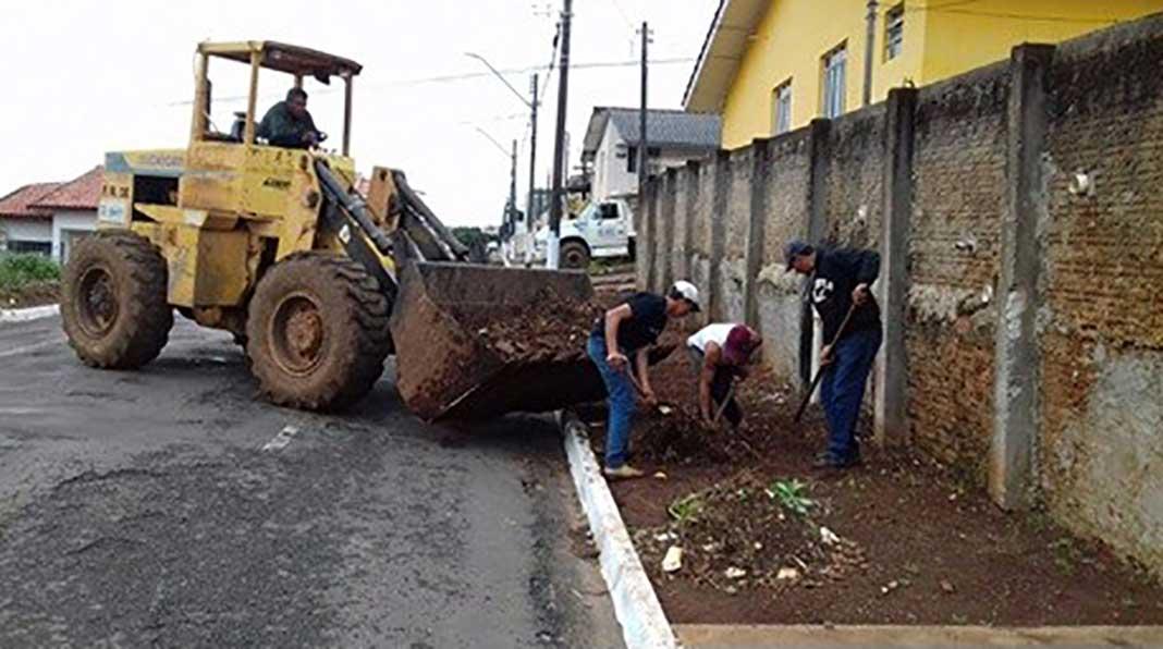 Prefeitura continua trabalho de limpeza nas ruas de Ibaiti