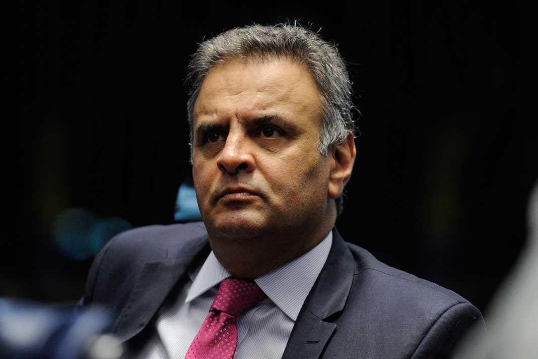 Aécio retoma mandato e chega ao Senado para reunião de partido