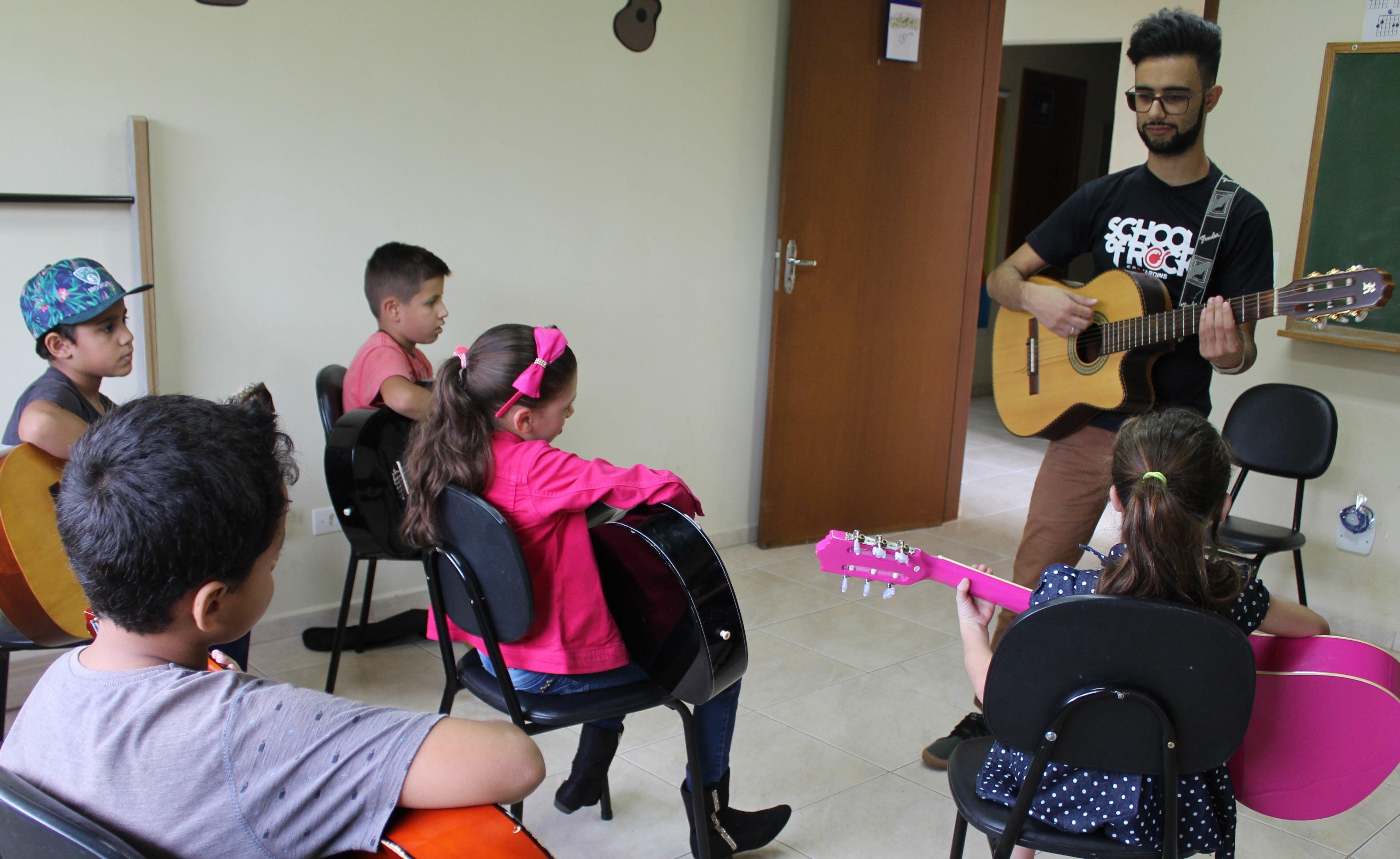 Projeto Semeando Música ensina violão a alunos das escolas municipais