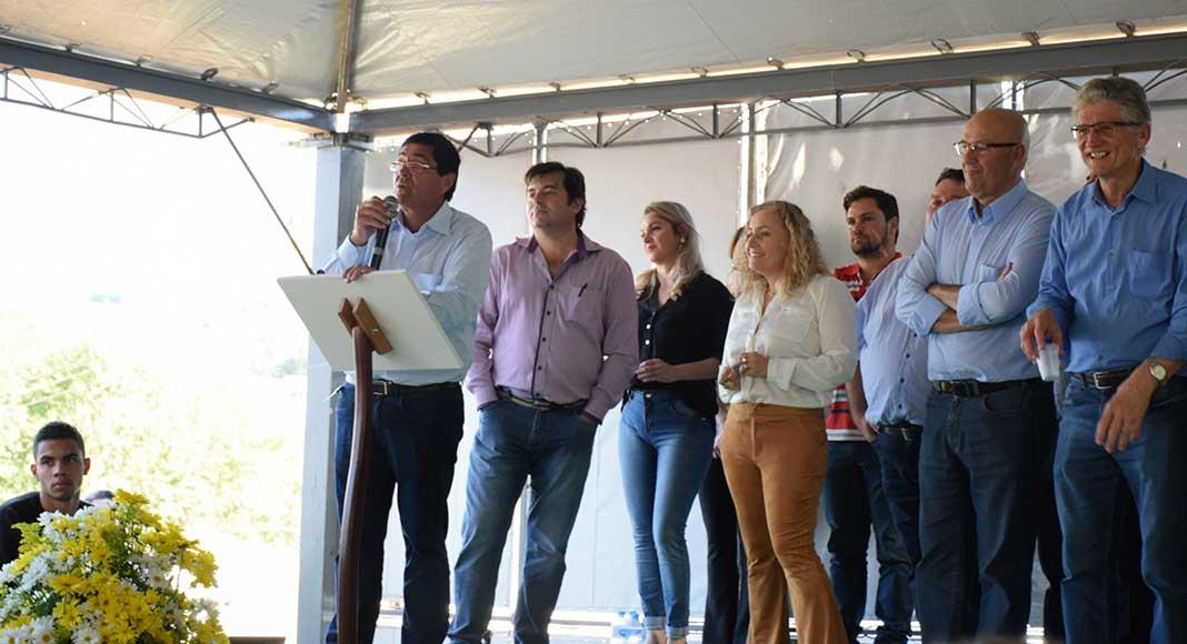Prefeitos comemoram a entrega de dez máquinas agrícolas