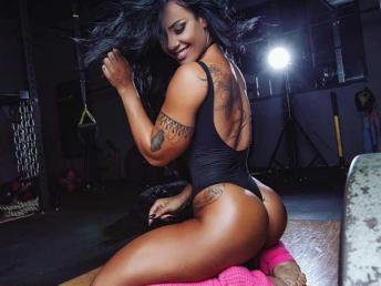 Musa exibe bumbum perfeito de fio-dental