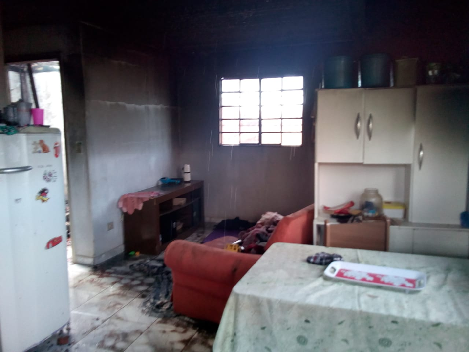 Homem é preso após atear fogo em residência com mulher e crianças dentro