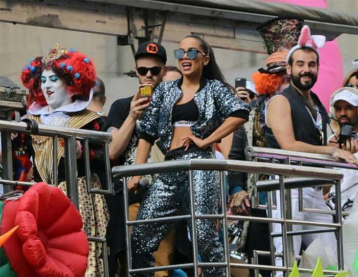 Anitta exibe boa forma nas redes sociais