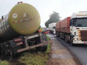 Acidente com carreta deixa motorista ferido em Wenceslau Braz