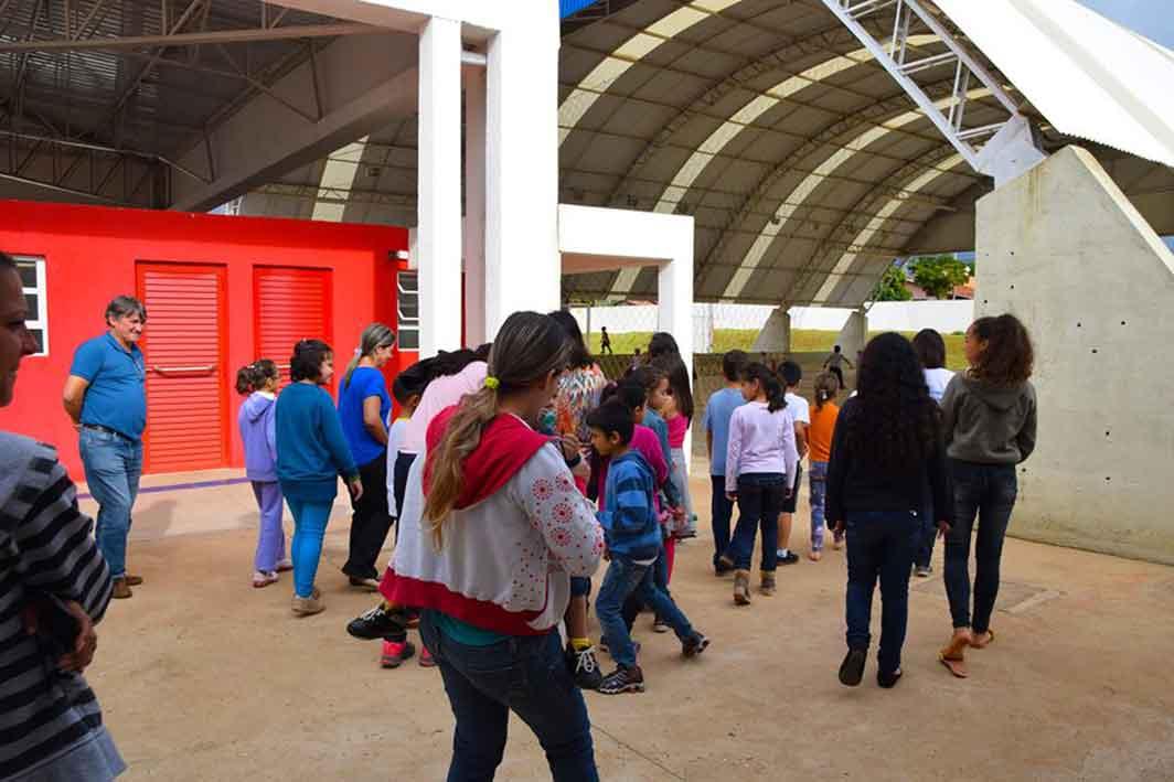 Comunidade Do Km 10 visita escola que abrigará alunos do Bairro