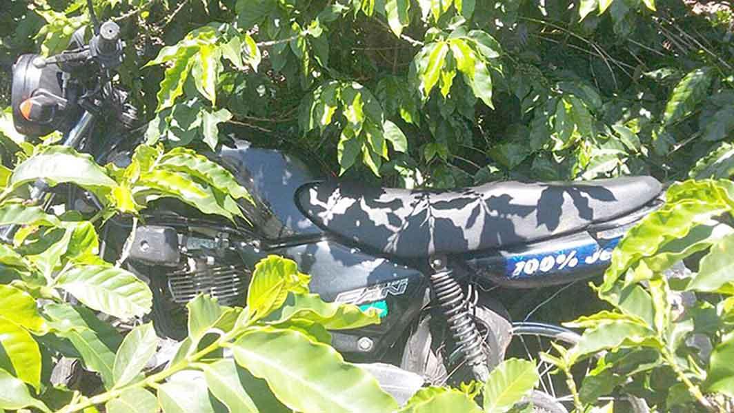 Polícia recupera motocicleta furtada abandonada em cafezal