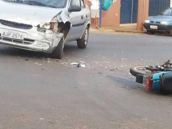 Colisão entre um veículo e uma moto deixa jovem ferido