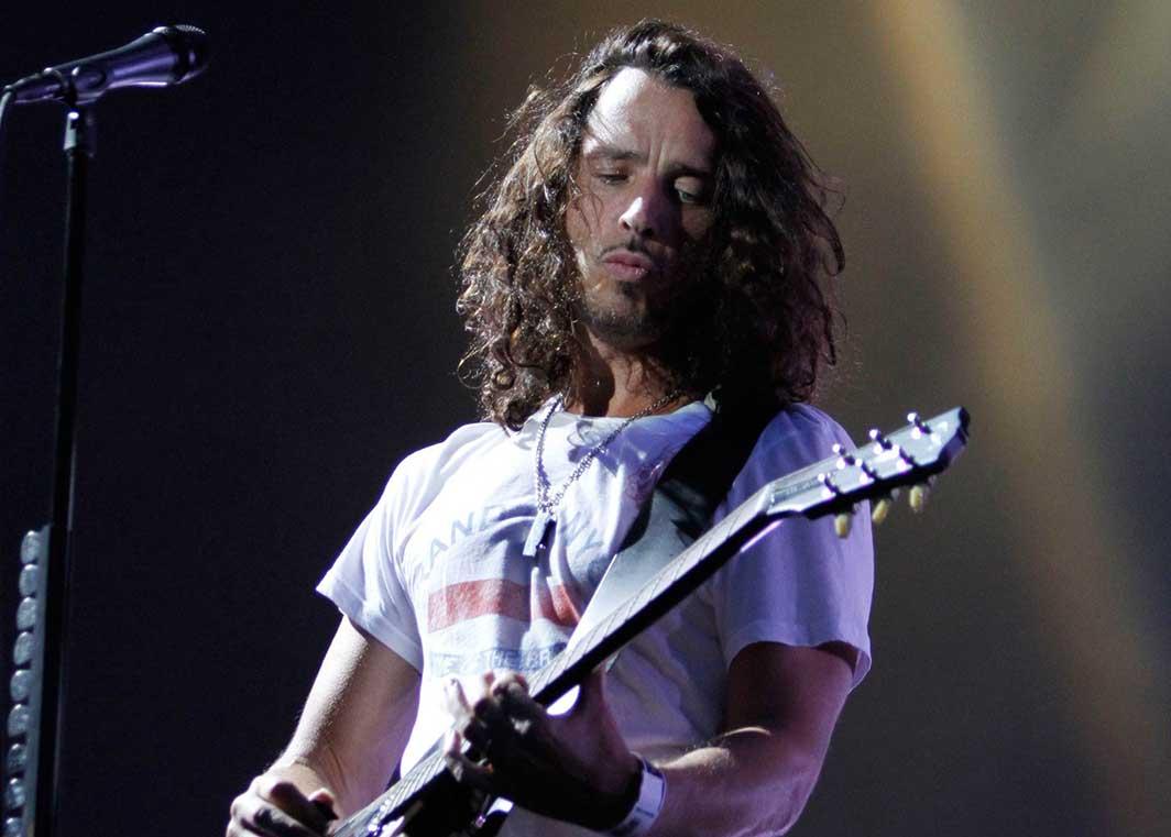 Corpo do cantor Chris Cornell foi cremado em cerimônia com pequeno grupo de amigos e familiares, diz site
