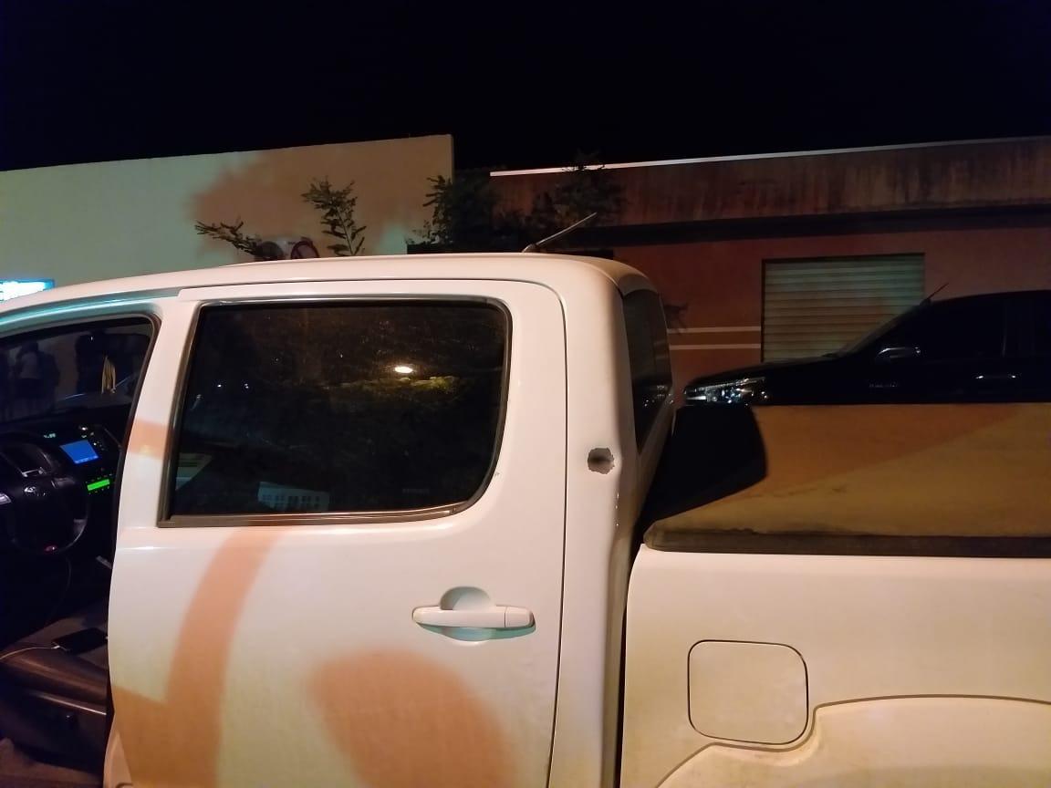 Homem leva tiro na frente da esposa e do filho em assalto