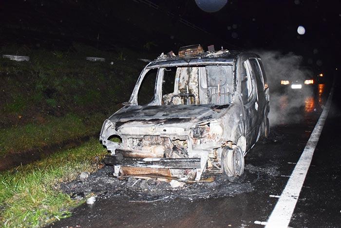 Ambulância da prefeitura pega fogo na rodovia