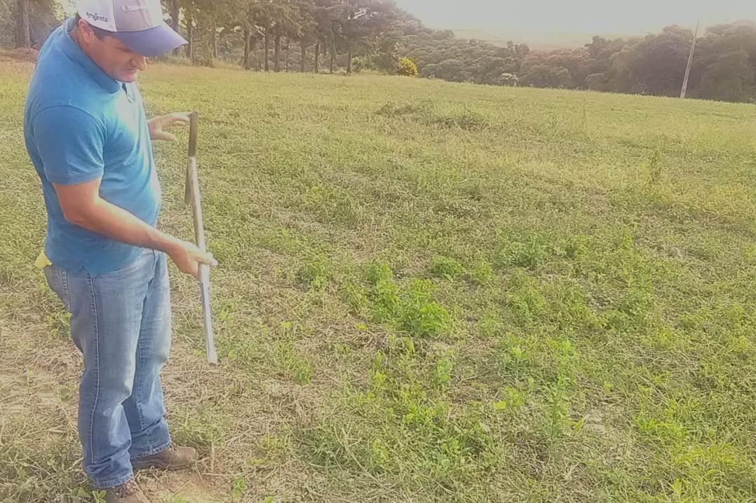 Prefeitura auxilia produtor rural em correção de solo