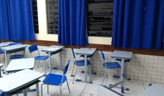 Grupo invade escola com machados e espalha o pânico entre os alunos
