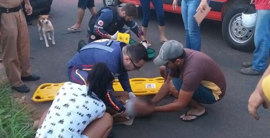 Menino é atropelado e moradores fazem protesto