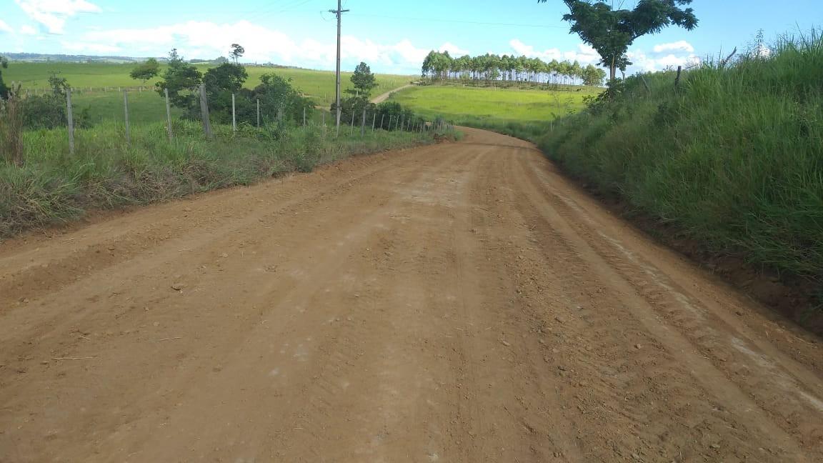 Prefeitura inicia recuperação de estradas no bairro Santa Laura