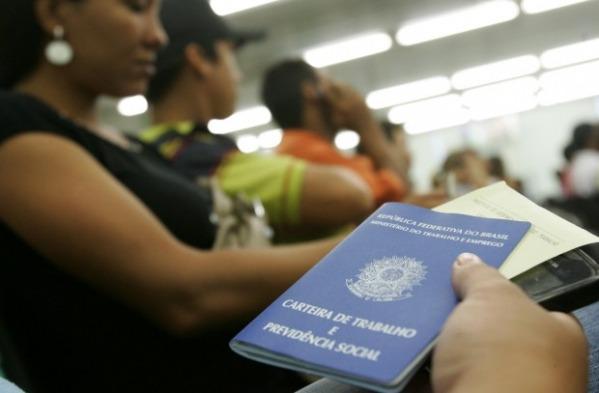 Taxa de desemprego sobe e fica em 12,4% em fevereiro