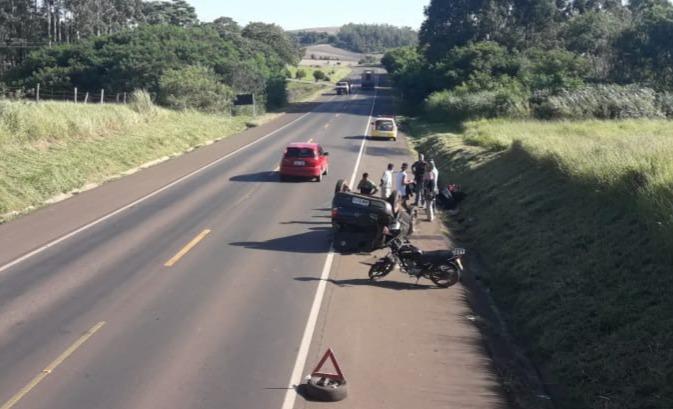 Carro capota e motociclista fica em estado grave após acidente na BR-153