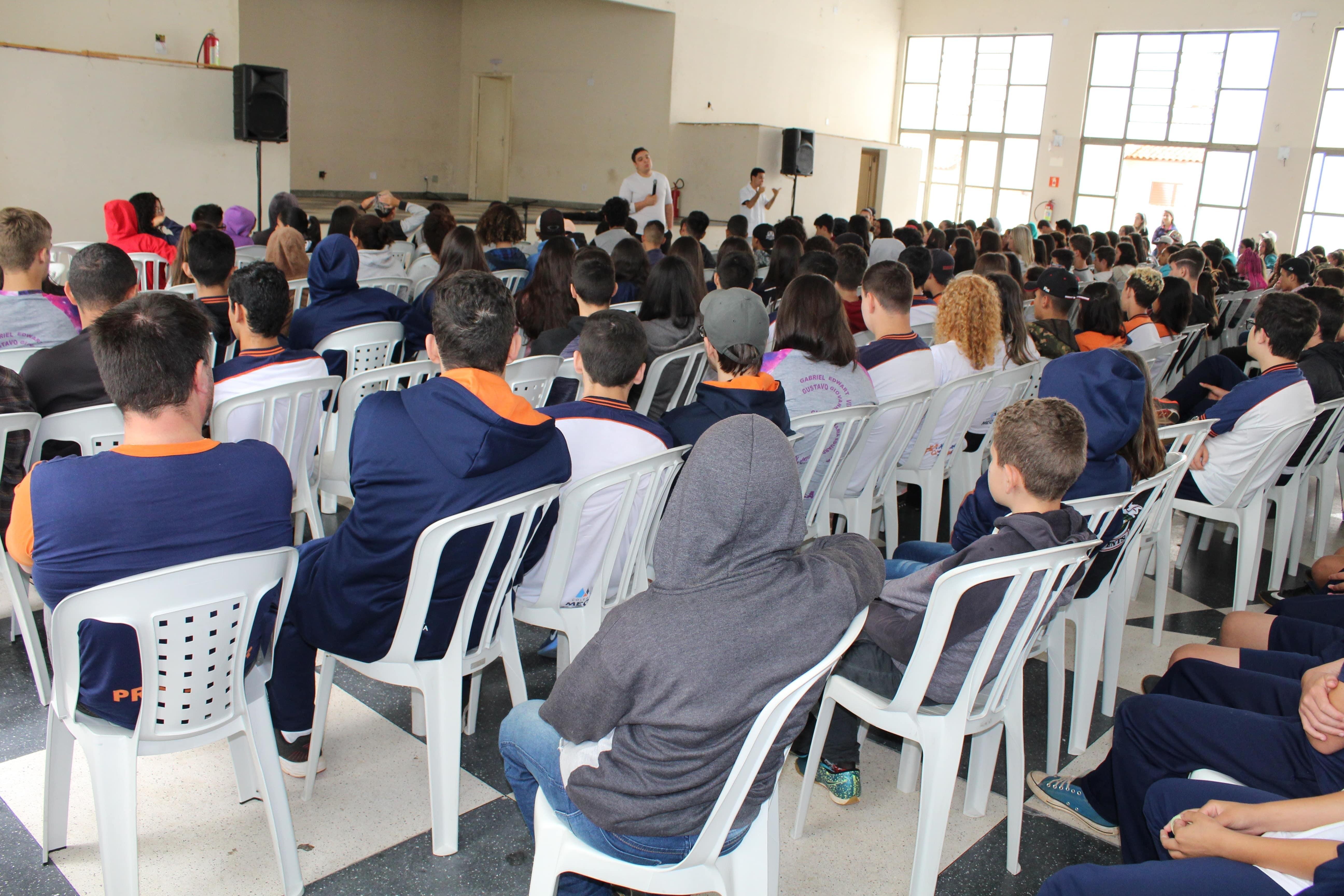 Estudantes de Arapoti assistem espetáculo que trata sobre os males causados pelo bullying
