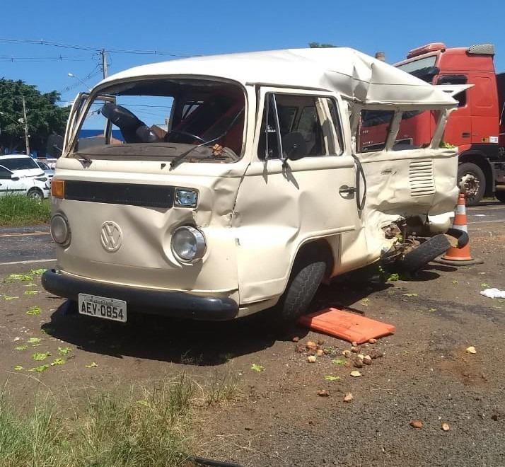 Mulher morre em acidente entre Kombi e carreta na PR-092