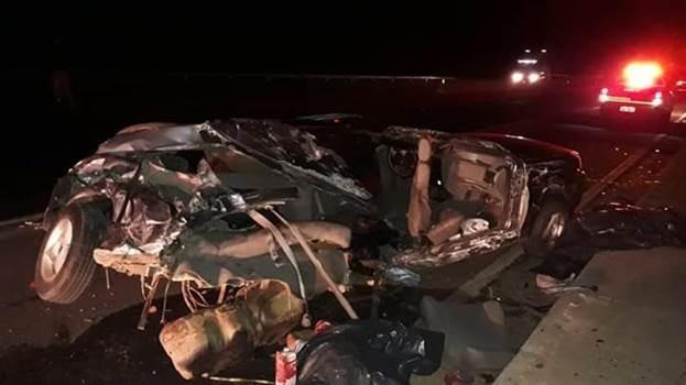 Caminhão atinge carro e deixa dois mortos na PR-151