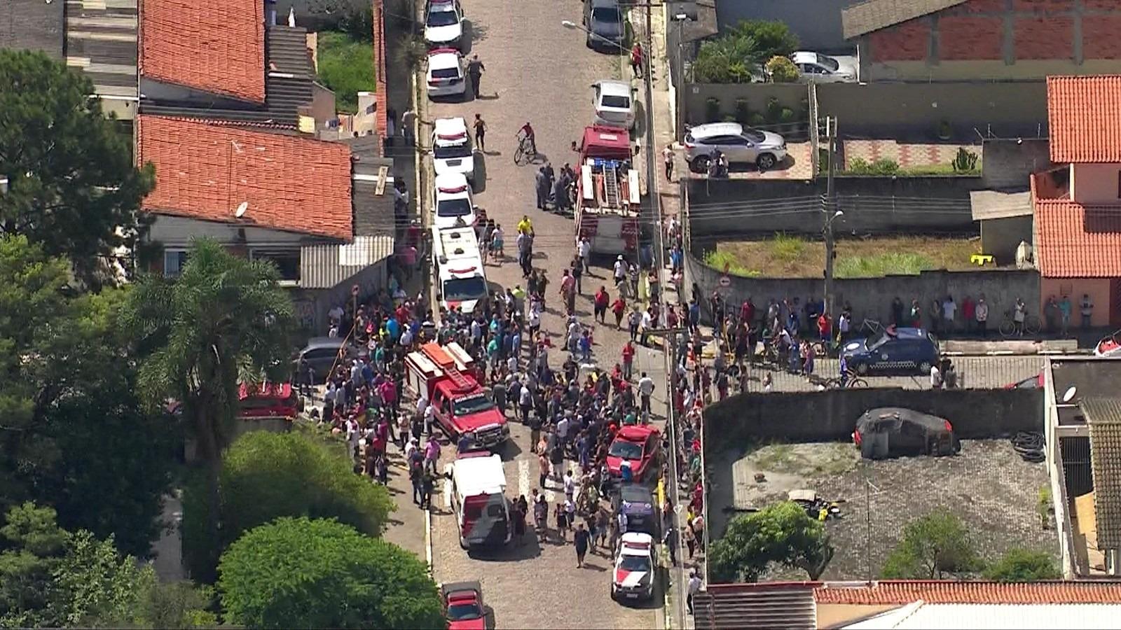Adolescentes atiram dentro de escola e matam 6 pessoas, diz polícia