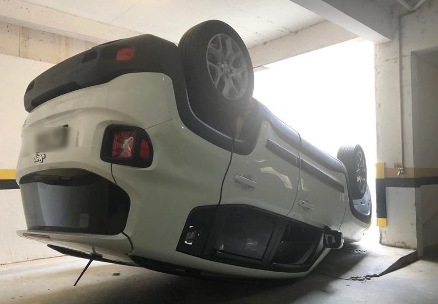 Motorista se confunde com câmbio e capota na garagem