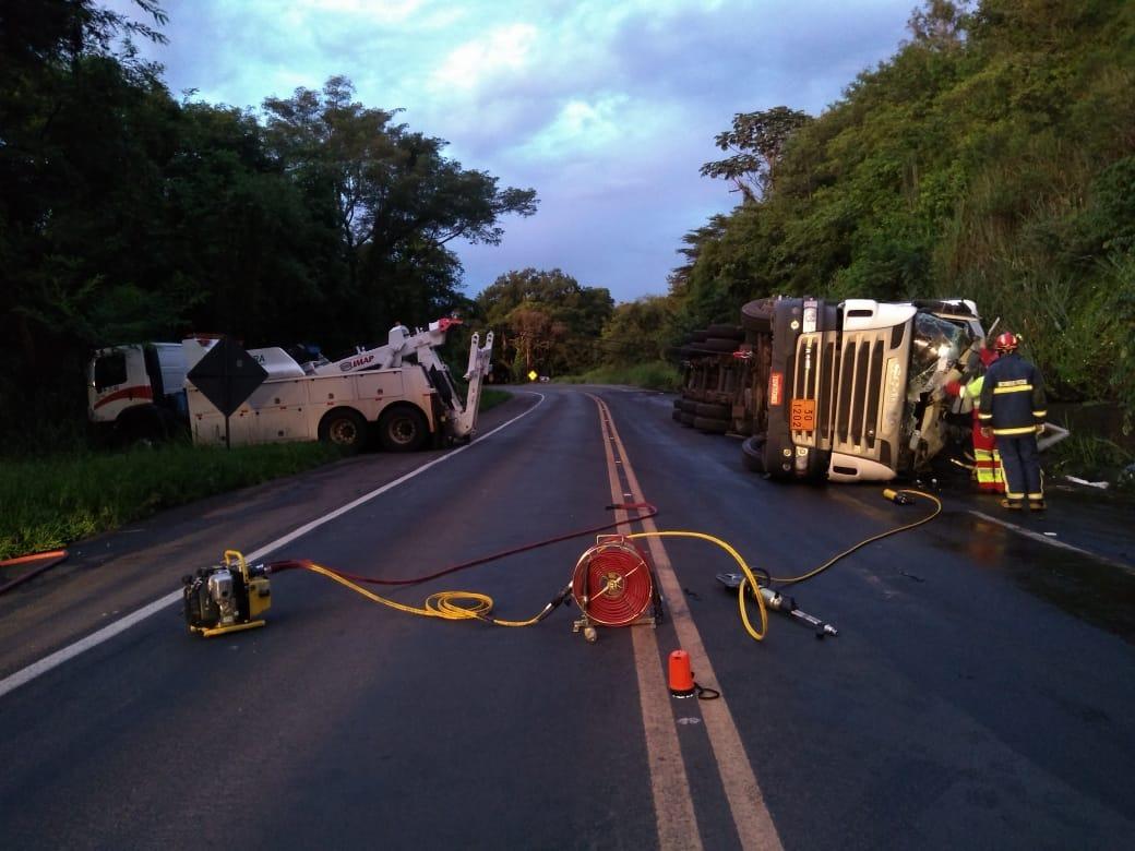 Motorista morre e vazamento de óleo contamina rios da região