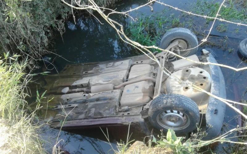 Motorista morre após carro cair dentro de rio