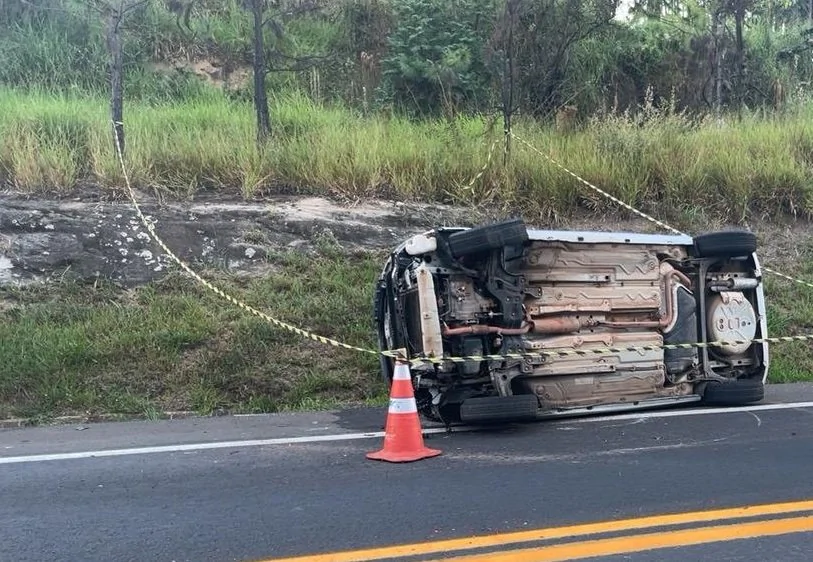 Jovem morre na hora após bater carro contra barranco em rodovia da região