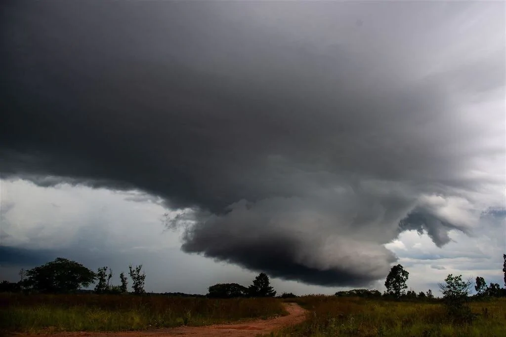 Tempo vai virar de vez: ciclone se aproxima e ameaça o Paraná com tempestades