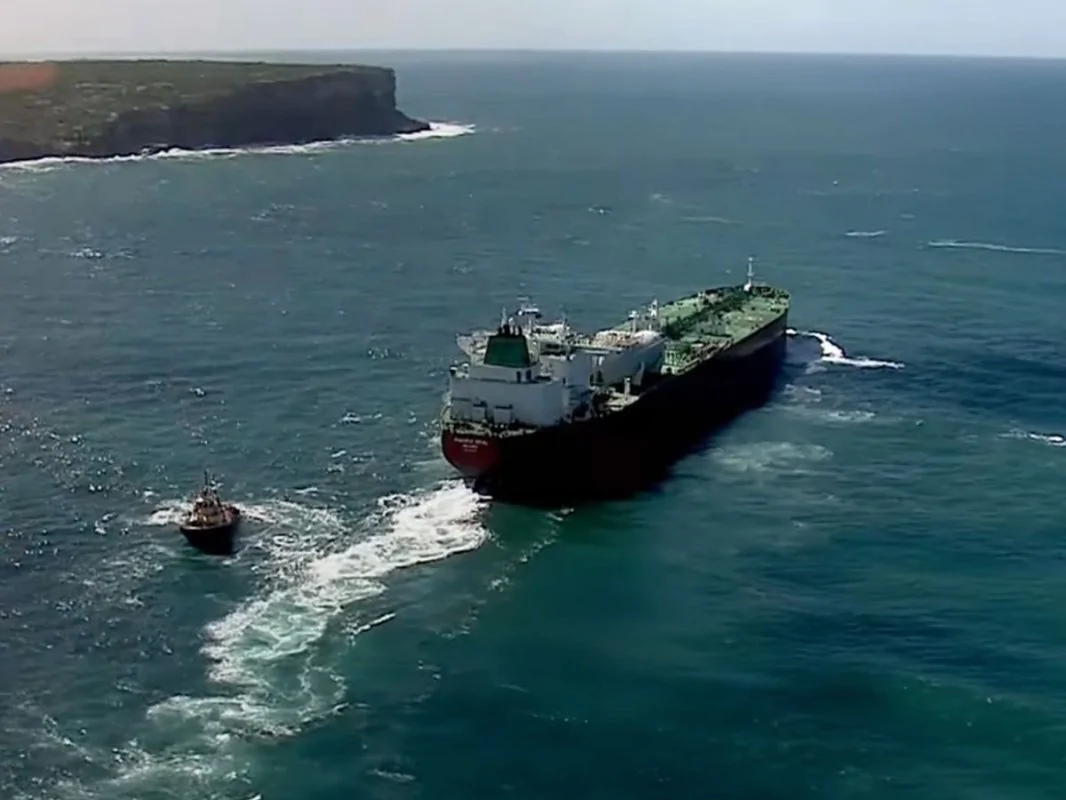 Após cessar-fogo, Estreito de Ormuz é reaberto e tráfego de navios volta