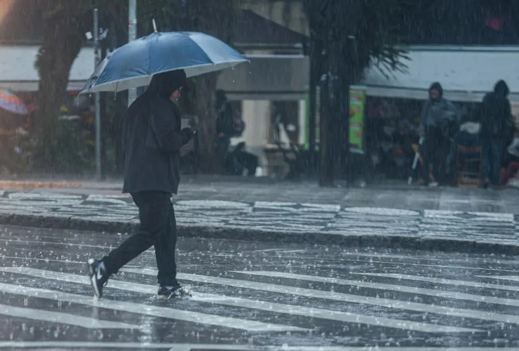 Prepare o guarda-chuva: Paraná terá chuva forte e temporais no fim de semana