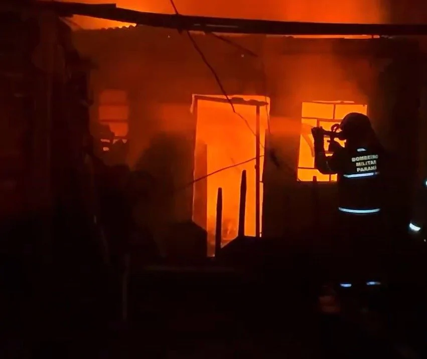 Veja o vídeo: Casa de idosa é destruída após filho colocar fogo em colchão; suspeito quase foi linchado por vizinhos